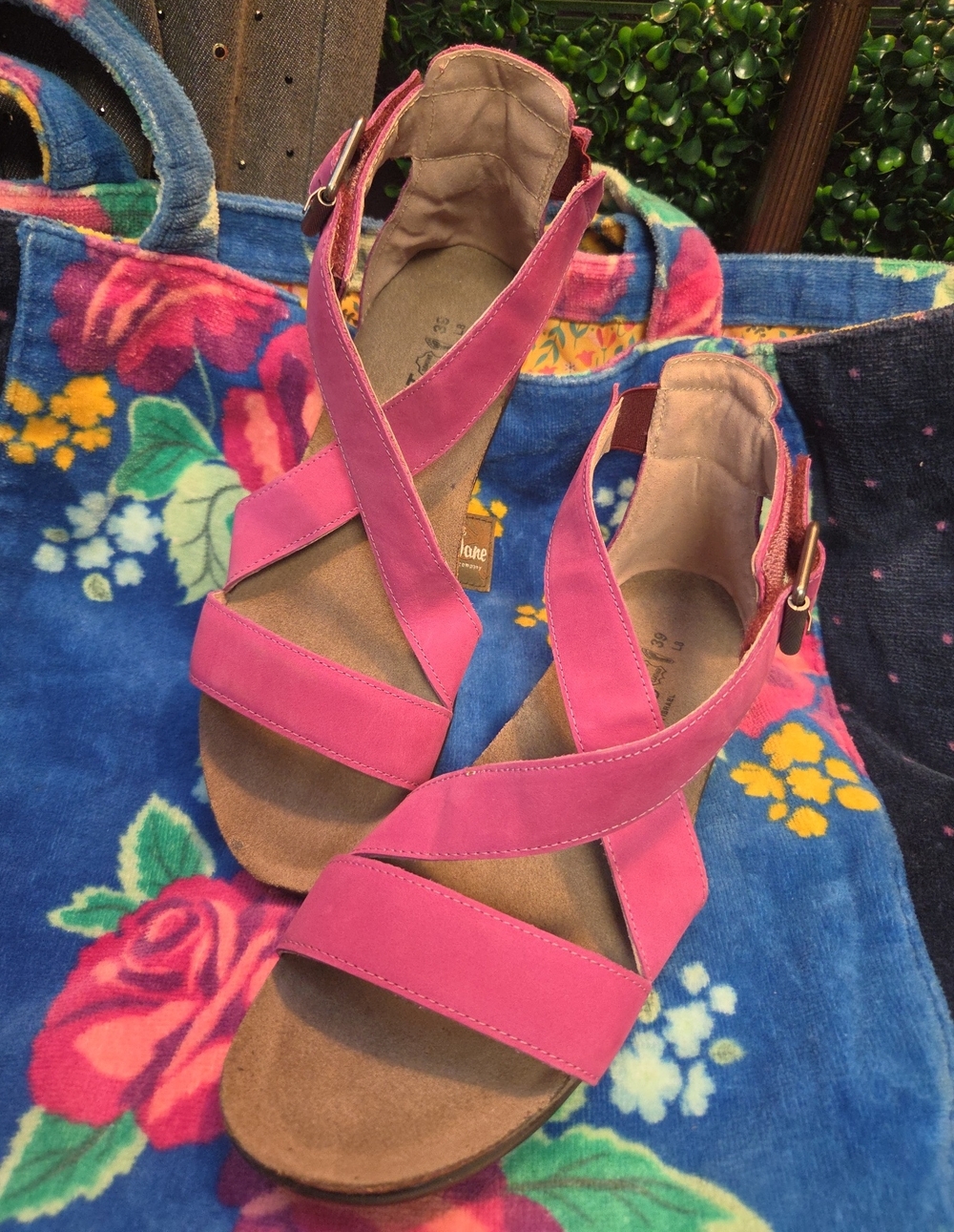Berry Pink Rianna Leather Crisscross Sz8 NWOT Sandals By NAOT